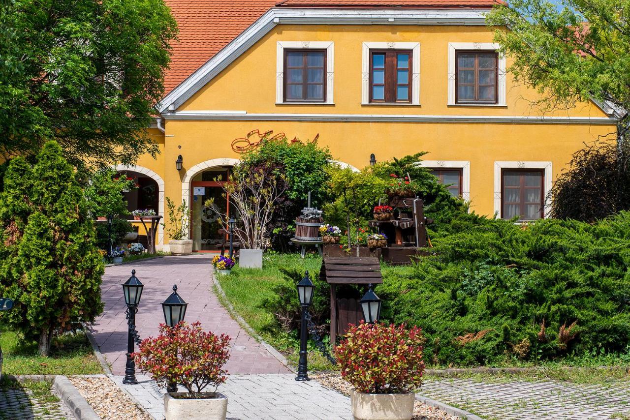 Gastland M0 Hotel & Conference Center Szigetszentmiklós 外观 照片